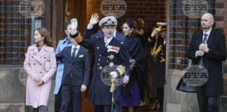 Кралят на Дания Фредерик Десети и съпругата му кралица Мери заедно с други членове на кралското семейство