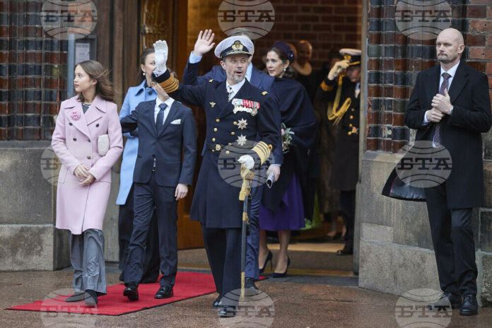 Кралят на Дания Фредерик Десети и съпругата му кралица Мери заедно с други членове на кралското семейство
