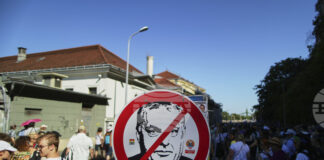 Участници в прайда в Будапещ с изображение срещу унгарския премиер Виктор Орбан