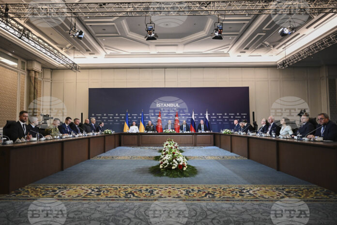 Делегациите, взели участие в мирните преговори в истанбулския дворец "Чираан" между Русия и Украйна под председателството на Турция, 23 юли 2025 г.