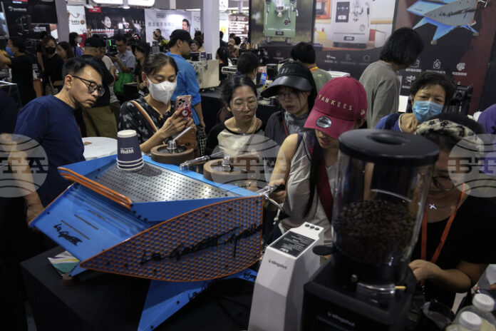 Активността в сектора на услугите в Китай се забавя до най-ниската си стойност от 9 месеца, показва проучване