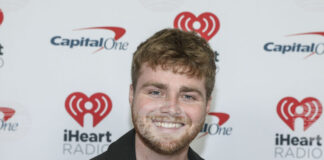 Алекс Уорън оглавява класацията на "Билборд" за сингли за осма седмица