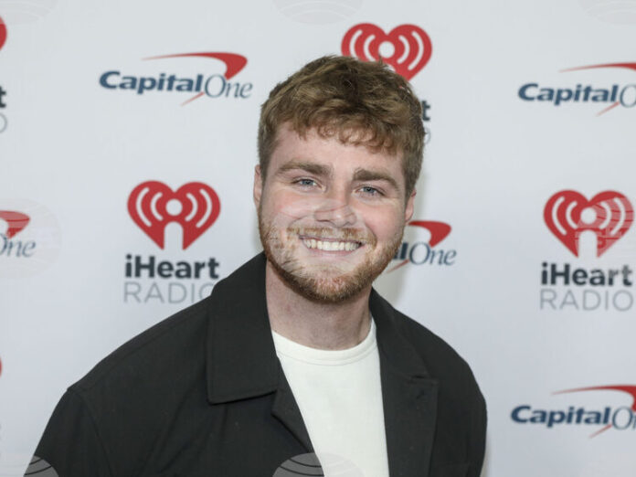 Алекс Уорън оглавява класацията на "Билборд" за сингли за осма седмица