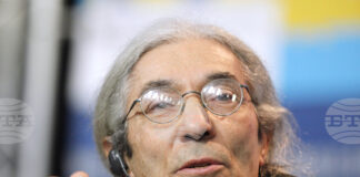 Алжирски съд потвърди присъдата от пет години затвор за писателя Буалем Сансал