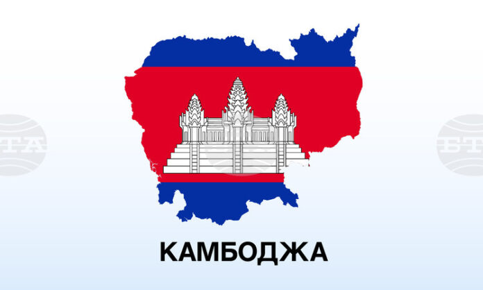 Археолози реставрират рушащата се кула на храм археологически парк Ангкор Археолози реставрират рушащата се кула на храм археологически парк Ангкор