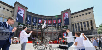 АРМЕНПРЕС: Статуя на световноизвестния певец Шарл Азнавур беше открита в Ереван