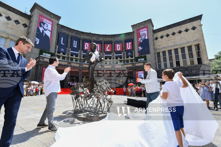 СподелиНа 18 юли в Ереван на площад Шарл Азнавур беше