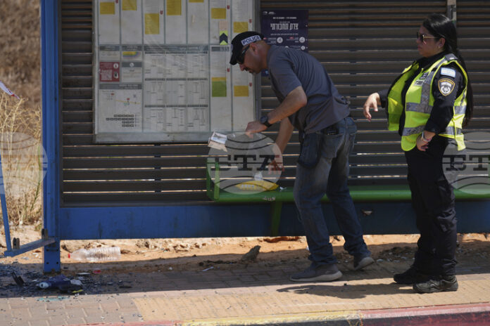 Автомобил се вряза в хора, чакащи на автобусна спирка в Северен Израел; осем души са ранени