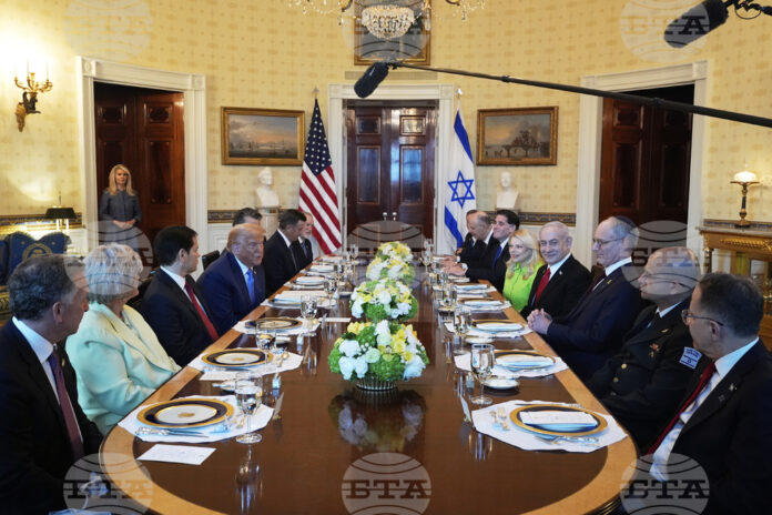 Началото на официалната вечеря, организирана от американския президент Доналд Тръмп (четвъртият в лявата редица) в чест на израелския премиер Бенямин Нетаняху (четвъртият в дясната редица) и съпругата му Сара в Белия дом