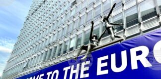 България, добре дошла в еврозоната!, пише на огромен транспарант, поставен на историческа сграда на институциите на ЕС в Брюксел