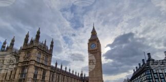 Британски артист разгъна палестинското знаме по време на представление в Кралската опера в Лондон