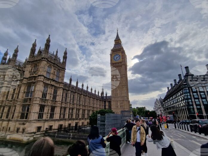 Британски артист разгъна палестинското знаме по време на представление в Кралската опера в Лондон