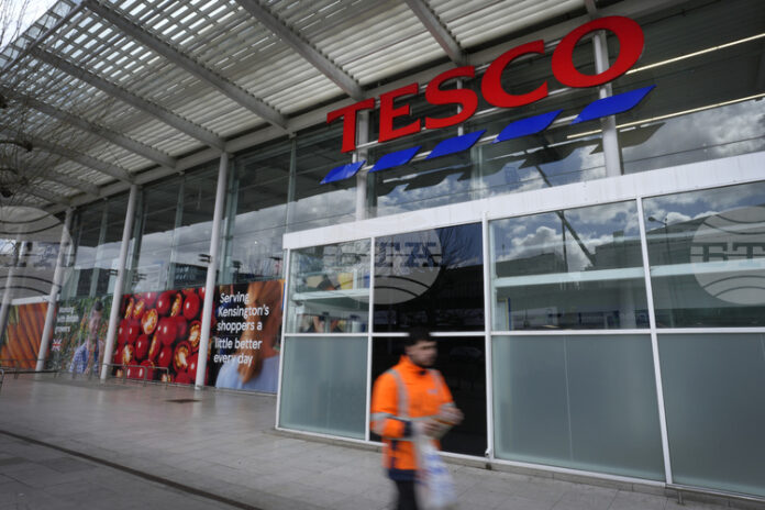 Британските продажби на дребно нарастват с 0,9 на сто през юни, съобщи Националната статистическа служба