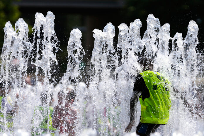 Брюкселският Атомиум променя работното си време заради горещините
