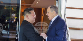 Севернокорейският лидер Ким Чен-ун и руският външен министър Сергей Лавров,