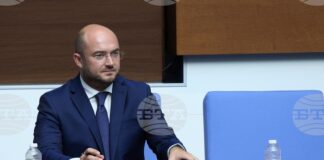 Дебатът по правилата за избор на Комисията за противодействие на корупцията беше прекъснат на няколко пъти заради поискани почивки