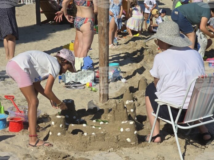 Деца и родители от различни краища на България и света се включиха в деветото издание на детския фестивал “Пясъчни творения” в Балчик