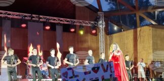 Деси Добрева постави началото на националното си турне в Стара Загора с концерт-спектакъла „Гиздава“