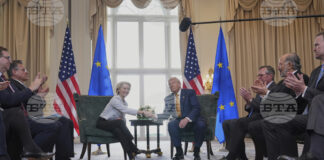 Президентът на САЩ Доналд Тръмп и председателят на Европейската комисия Урсула фон дер Лайен се ръкуват след постигнатото споразумение в голф клуба на републиканеца в Търнбъри, Шотландия, 27 юли 2025 г.