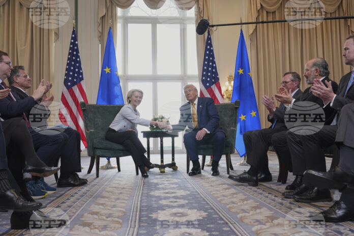 Президентът на САЩ Доналд Тръмп и председателят на Европейската комисия Урсула фон дер Лайен се ръкуват след постигнатото споразумение в голф клуба на републиканеца в Търнбъри, Шотландия, 27 юли 2025 г. Президентът на САЩ Доналд Тръмп и председателят на Европейската комисия Урсула фон дер Лайен се ръкуват след постигнатото споразумение в голф клуба на републиканеца в Търнбъри, Шотландия, 27 юли 2025 г.