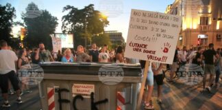 Граждани блокираха улиците в кварталите Нови Белград и Земун в сръбската столица Белград. Част от блокадите останаха и през нощта, в момент когато студентите призоваха хората да спрат работа