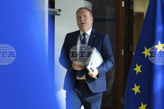 Еврокомисар похвали участниците в гей парада в Будапеща и отхвърли Еврокомисар похвали участниците в гей парада в Будапеща и отхвърли обвинения към Брюксел