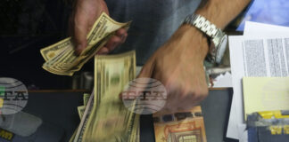 Еврото леко отстъпва спрямо долара