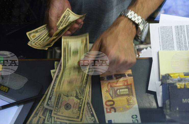 Еврото леко отстъпва спрямо долара