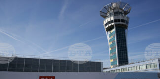 Френският авиорегулатор призова парижките летища да намалят полетите заради планирана за утре стачка на авиодиспечерите