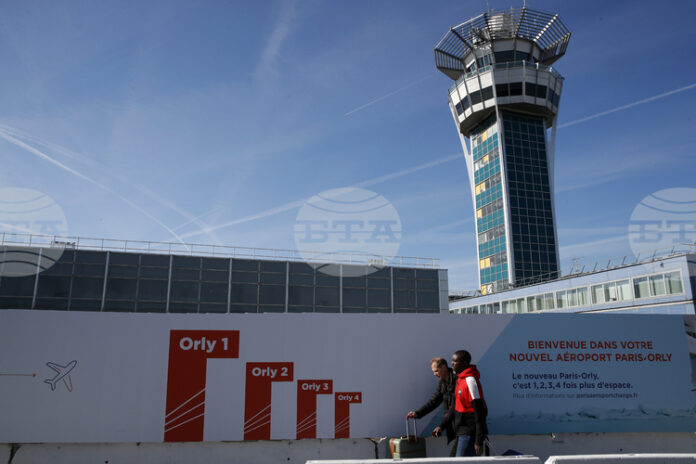 Френският авиорегулатор призова парижките летища да намалят полетите заради планирана за утре стачка на авиодиспечерите