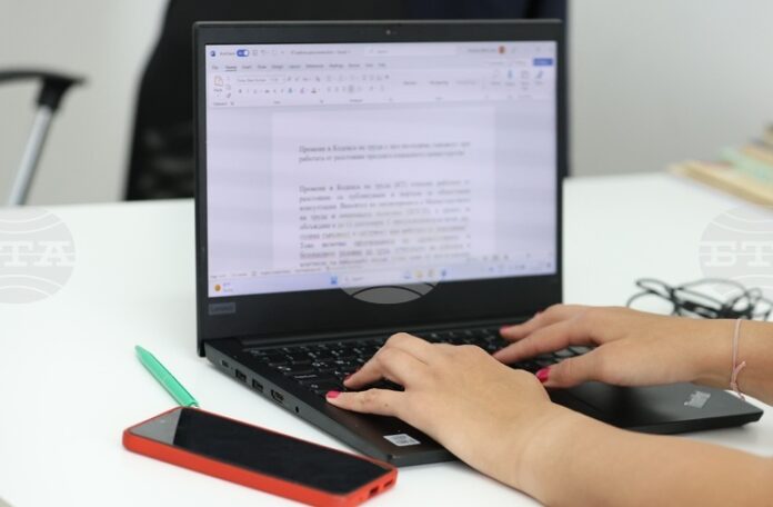 Хората, които редовно работят от вкъщи, са шест пъти по-склонни да работят в свободното си време, сочат данни, цитирани от Европейската конфедерация на профсъюзите