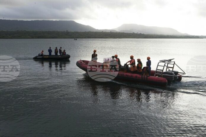 Индонезийските власти ускориха издирването на 30 души, които са в неизвестност след потъването на ферибот край остров Бали