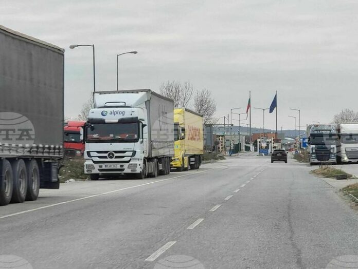 Интензивен е трафикът на граничен пункт "Лесово" за товарни автомобили на изход