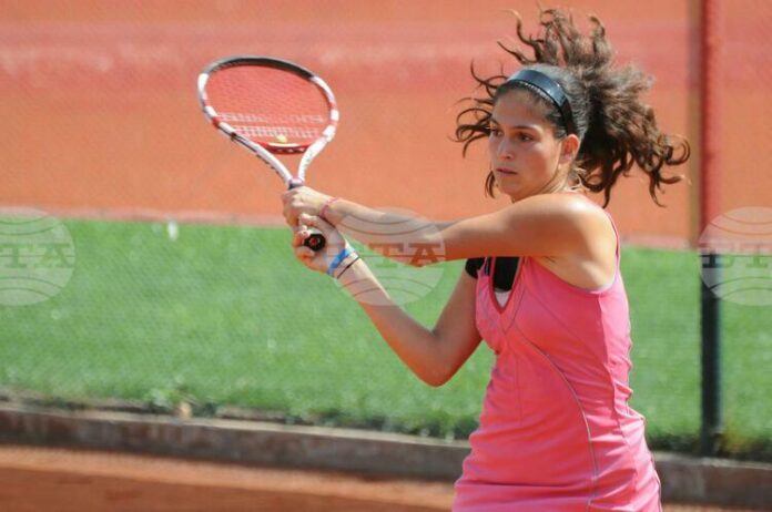 Изабелла Шиникова се класира за полуфиналите на двойки на тенис турнир в Испания