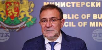 Извеждат 25 души от дом за възрастни хора Бургас, съобщи министър Борислав Гуцанов