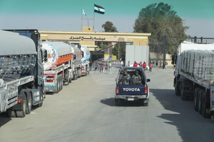 Камиони с помощи пътуват от Египет за Газа, съобщи египетска телевизия