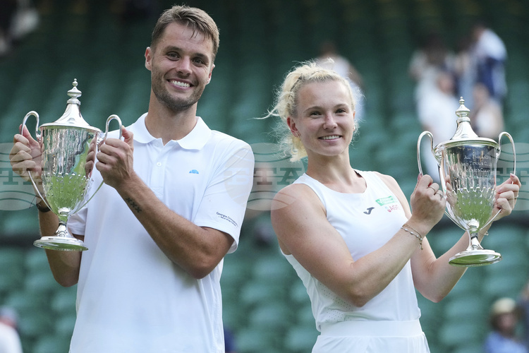 СподелиЧешката тенисистка Катержина Синякова и холандският състезател Сем Фербеек триумфираха