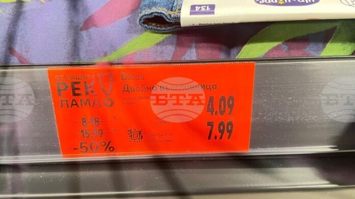 Когато търговците обозначават двойно цените в лева и в евро, да го правят разбираемо за потребителите, съветват от КЗП