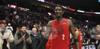 Лос Анджелис Лейкърс се споразумя с центъра Деандре Ейтън