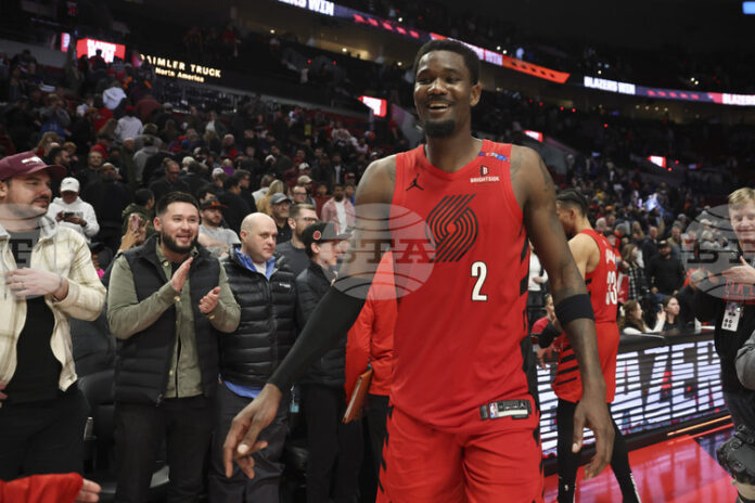 Лос Анджелис Лейкърс се споразумя с центъра Деандре Ейтън