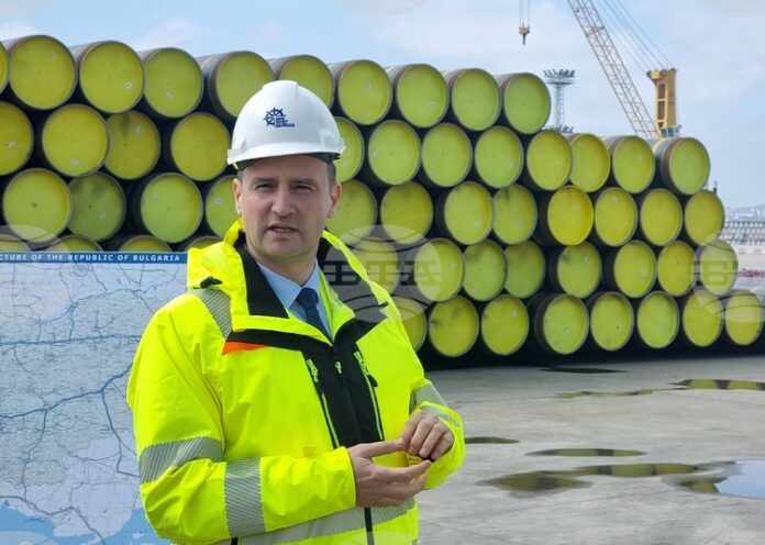Министър Станков ще посрещне днес втория кораб с тръби, предназначени за Вертикалния газов коридор