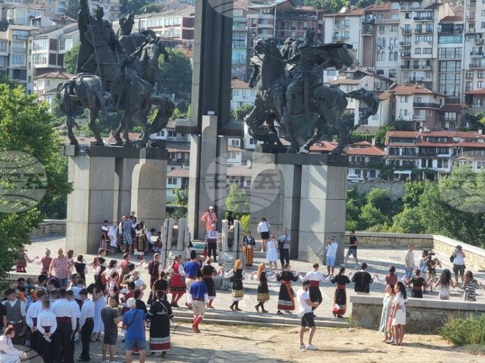 На родна земя се играе по-трудно и отговорността е голяма, каза за БТА Радослава Недялкова от Асоциацията на българските ансамбли в чужбина