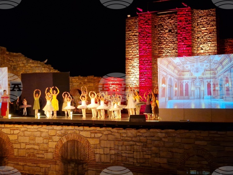 СподелиПовече от 50 деца и 12 танцуващи майки пресъздадоха известни