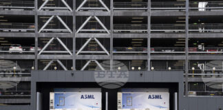 Най-модерните машини за чипове Ей Ес Ем Ел намират пътя си към Китай под формата на лего