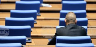 На първо четене: Родителите ще могат да работят дистанционно през лятната ваканция Народнотсъбрание