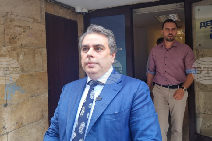 Нито съм взимал пари, нито партията се финансира по този начин, каза председателят на ПП Асен Василев в отговор на показания, свързани с него