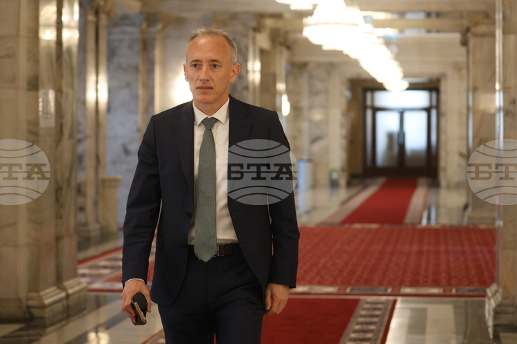 СподелиМинистърът на образованието и науката Красимир Вълчев увери журналистите в