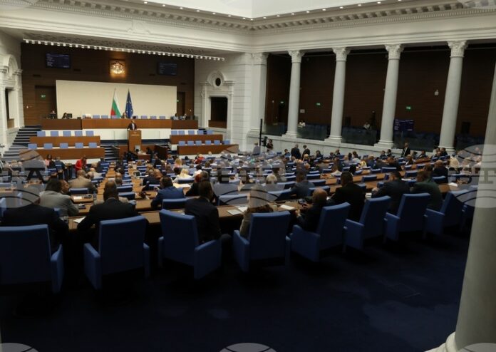 Няма да се изисква квалифицирано мнозинство при избора на членовете на Комисията за противодействие на корупцията, реши парламентът