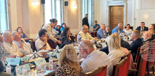 ОБНОВЕНА До 28 юли се очаква общ законопроект за законодателни промени за заплатите на работещите в лечебните заведения