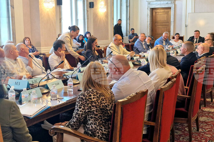 ОБНОВЕНА До 28 юли се очаква общ законопроект за законодателни ОБНОВЕНА До 28 юли се очаква общ законопроект за законодателни промени за заплатите на работещите в лечебните заведения